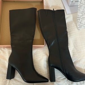 BRAND NEW NEVER WORN BLACK KNEE BOOTS